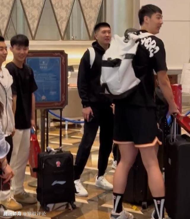 爱人身上涂上酸奶