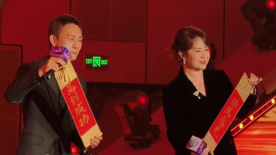 两个奶奴左右跪伺候男主人视频